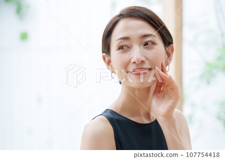 A woman relaxing in the living room 107754418