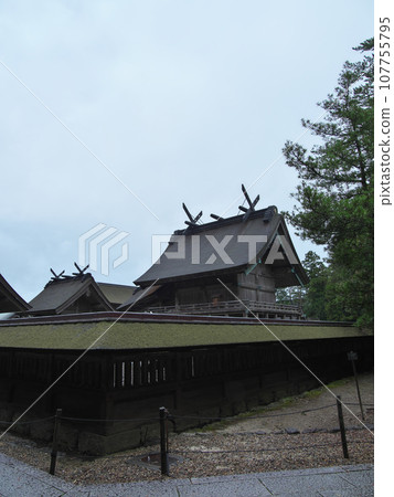 The main hall of Izumo Taisha Shrine on a rainy day during the Obon holiday 107755795