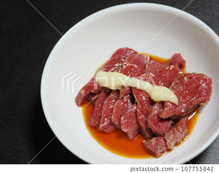 瘦馬生魚片配上磨碎的大蒜和醬汁 107755842