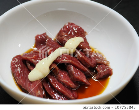 瘦馬生魚片配上磨碎的大蒜和醬汁 107755843