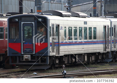 Kiha 121 series vehicle located at Goto General Vehicle Depot 107756392
