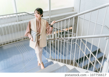 一名女性/女商人在辦公室爬樓梯（早上、上班、上班、節食、日常活動） 107756617