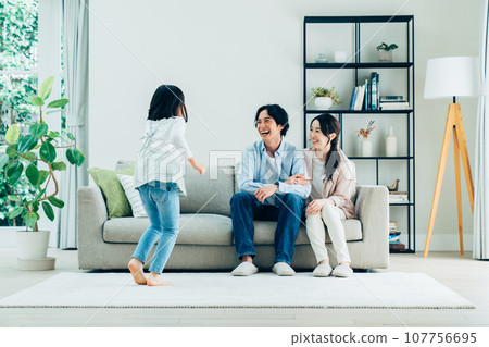 一個在客廳裡放鬆的年輕家庭 一個在客廳裡放鬆的年輕家庭 107756695
