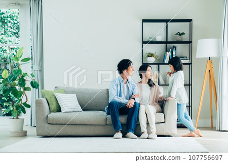 一個在客廳裡放鬆的年輕家庭 一個在客廳裡放鬆的年輕家庭 107756697