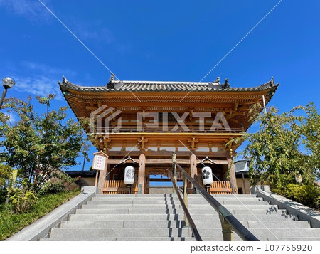 總持寺三門在藍天的襯托下熠熠生輝 107756920