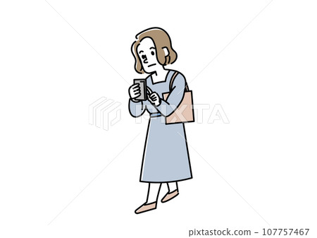 休閒女性一邊走路一邊操作智慧型手機 休閒女性一邊走路一邊操作智慧型手機 107757467