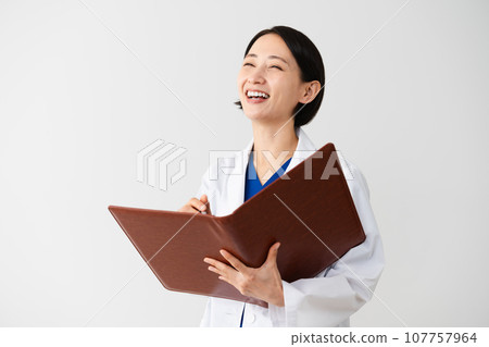 穿著白大褂的年輕女子醫學影像 107757964