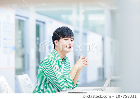 college student using computer college student using computer 107758331