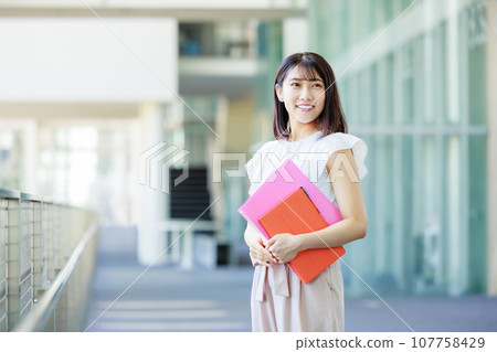 走在大學裡面的女大學生 107758429