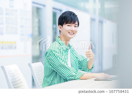 college student using computer 107758431