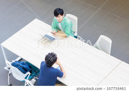 使用筆記型電腦的大學生 使用筆記型電腦的大學生 107758461