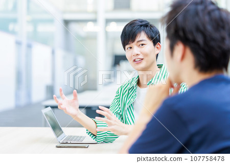 大學生與朋友交談 107758478