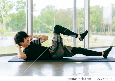 運動員/男性進行腹肌/肌肉訓練/鍛鍊/訓練 107758482