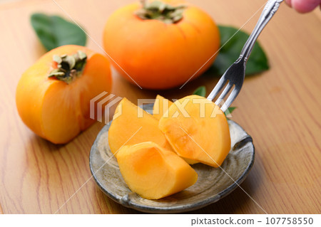 秋天的味道很甜 用叉子夾起盤子裡的柿子 水果(桌背) 柿子果 牡蠣 秋天的味道很甜 用叉子夾起盤子裡的柿子 水果(桌背) 柿子果 牡蠣 107758550