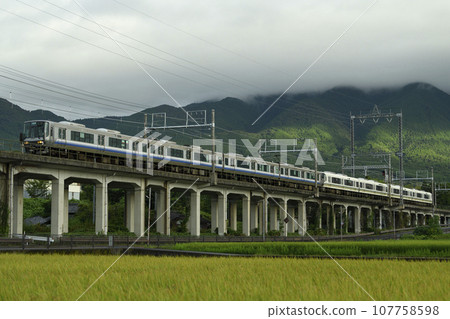 湖西線上運行的223系列（阪和線顏色）和221系列列車 107758598