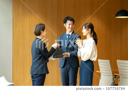 Couple shopping customer service Couple shopping customer service 107758784