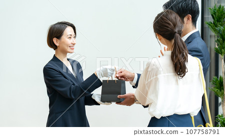 Couple shopping customer service 107758791