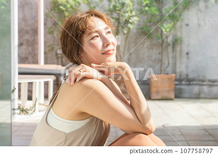 皮膚保養、曬傷、陽光、防曬乳、潤膚霜的形象 107758797