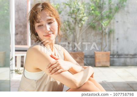 Image of skin care, sunburn, sunlight, sunscreen, body cream Image of skin care, sunburn, sunlight, sunscreen, body cream 107758798