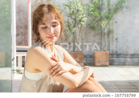 Image of skin care, sunburn, sunlight, sunscreen, body cream Image of skin care, sunburn, sunlight, sunscreen, body cream 107758799
