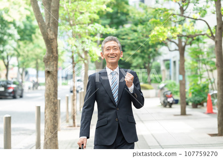 行走的老人生意 107759270