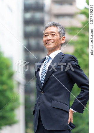 Business senior man vertical Business senior man vertical 107759285