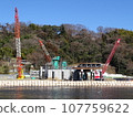 【施工現場】河床上堆放的沙袋和吊車（直線橋施工） 107759622