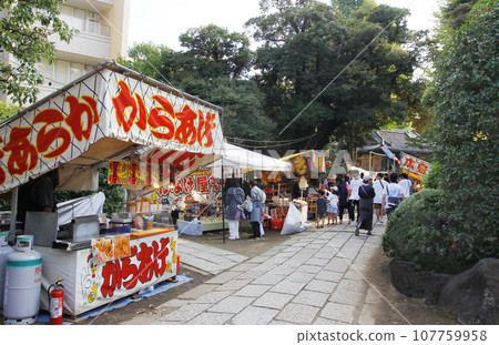 節日攤位和石頭路面的照片。鵝卵石街道通常很安靜,但如今卻熱鬧非凡,爐邊商店歡迎信徒。 節日攤位和石頭路面的照片。鵝卵石街道通常很安靜,但如今卻熱鬧非凡,爐邊商店歡迎信徒。 107759958