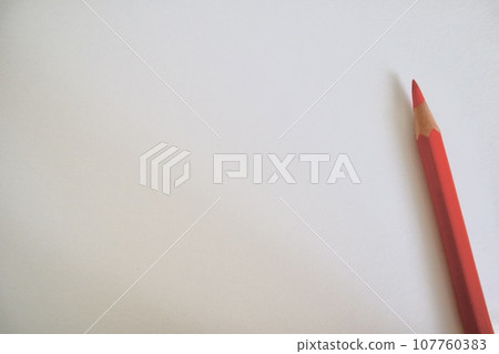 紅色水彩鉛筆和白色背景 107760383