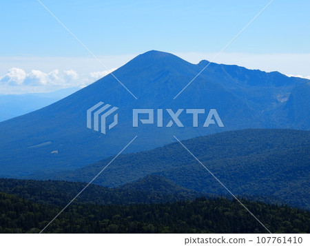 從八幡平禦華峠眺望岩手山 從八幡平禦華峠眺望岩手山 107761410