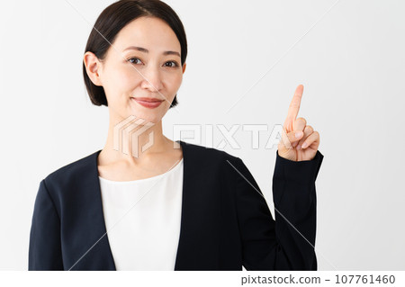 穿著西裝的年輕女子 商業形象 107761460