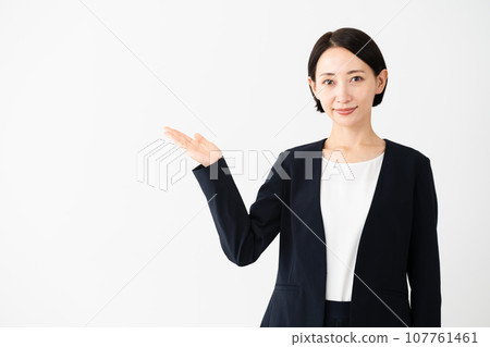 穿著西裝的年輕女子 商業形象 107761461