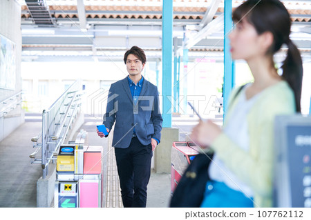 Young men station ticket gate photography cooperation "Keio Electric Railway Co., Ltd." Young men station ticket gate photography cooperation "Keio Electric Railway Co., Ltd." 107762112