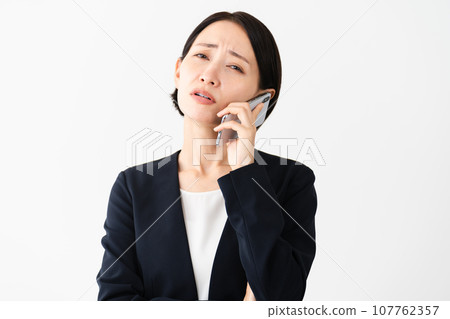 穿著西裝的年輕女子 商業形象 穿著西裝的年輕女子 商業形象 107762357