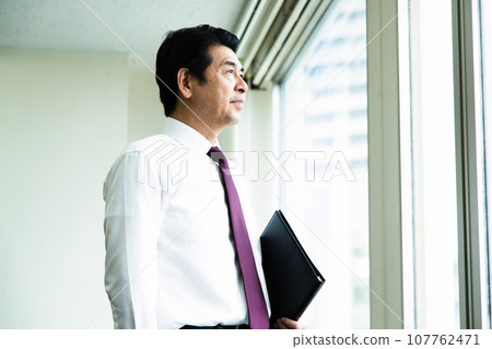 Middle-aged businessman working in the office 107762471