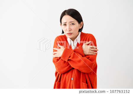 穿著開襟衫的年輕女子，秋季服裝形象 107763152