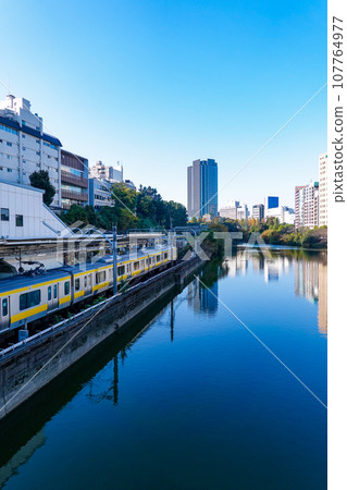 Sunny autumn leaves at the outer moat of Edo Castle (Ichigaya, Chiyoda-ku, Tokyo) 107764977