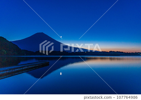 (Shizuoka Prefecture) Mt. Fuji and moonrise seen from Lake Tanuki before dawn (Shizuoka Prefecture) Mt. Fuji and moonrise seen from Lake Tanuki before dawn 107764986