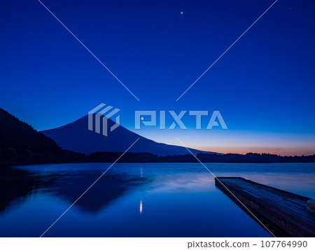 (Shizuoka Prefecture) Mt. Fuji and moonrise seen from Lake Tanuki before dawn (Shizuoka Prefecture) Mt. Fuji and moonrise seen from Lake Tanuki before dawn 107764990