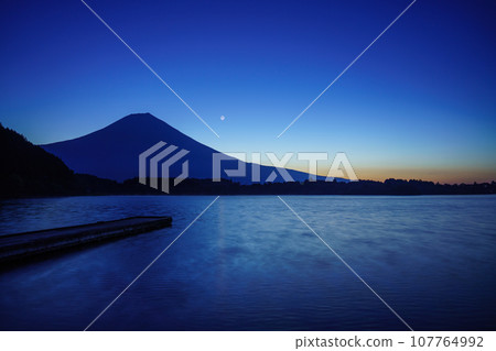 (Shizuoka Prefecture) Mt. Fuji and moonrise seen from Lake Tanuki before dawn (Shizuoka Prefecture) Mt. Fuji and moonrise seen from Lake Tanuki before dawn 107764992