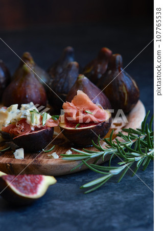 figs cheese with mold and jamon 107765538