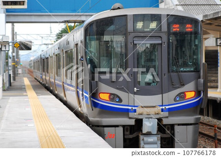 北陸本線定期列車 開往武生方向 北陸本線定期列車 開往武生方向 107766178