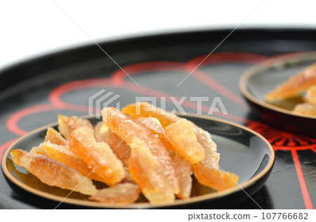 柚子皮和蜜餞柚子皮放在盤子上 柚子皮和蜜餞柚子皮放在盤子上 107766682