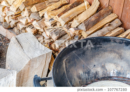 [Image material] Firewood and barbecue grill 107767280