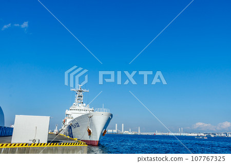 [Urban scenery in Kanagawa] Urban scenery around Minato Mirai (Japan Coast Guard patrol boat) 107767325