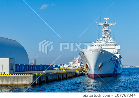 [Urban scenery in Kanagawa] Urban scenery around Minato Mirai (Japan Coast Guard patrol boat) 107767344