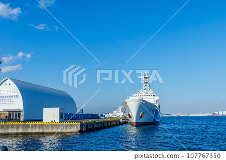 [Urban scenery in Kanagawa] Urban scenery around Minato Mirai (Japan Coast Guard patrol boat) 107767350
