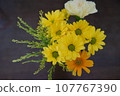 花瓶裡的黃色花朵 107767390