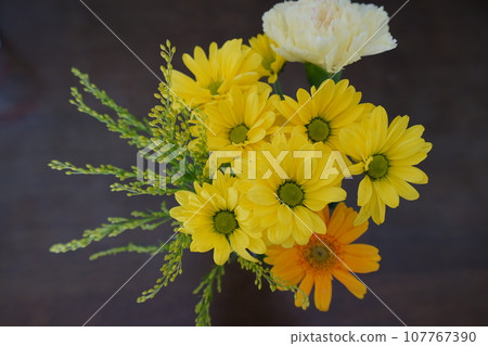 花瓶裡的黃色花朵 107767390