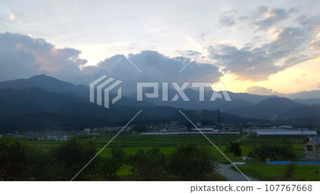 日本鄉村風光和日落 日本鄉村風光和日落 107767668